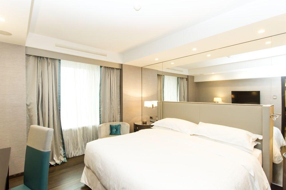 Sheraton Bucharest Hotel Kültér fotó Deluxe Room