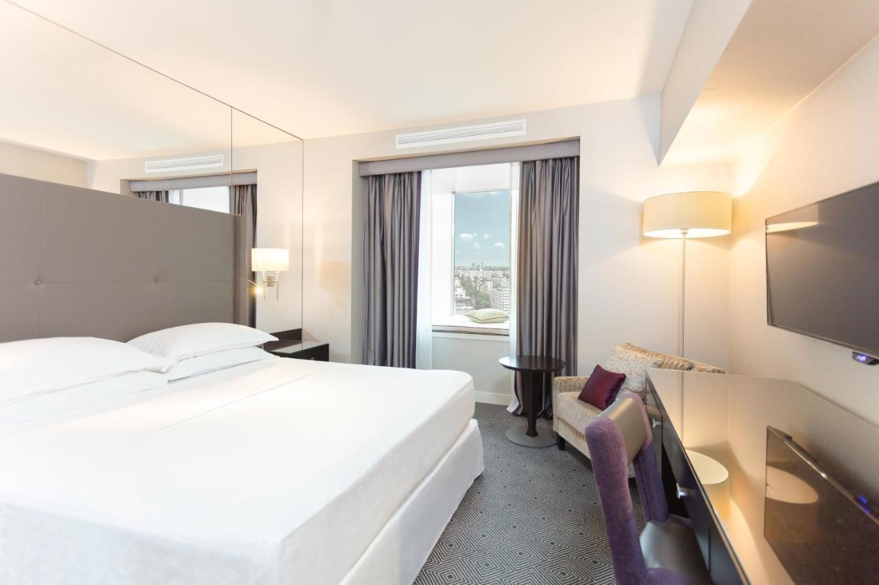 Sheraton Bucharest Hotel Kültér fotó A room at the hotel