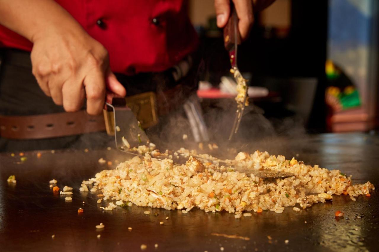 Sheraton Bucharest Hotel Kültér fotó Fried rice being cooked on a flattop