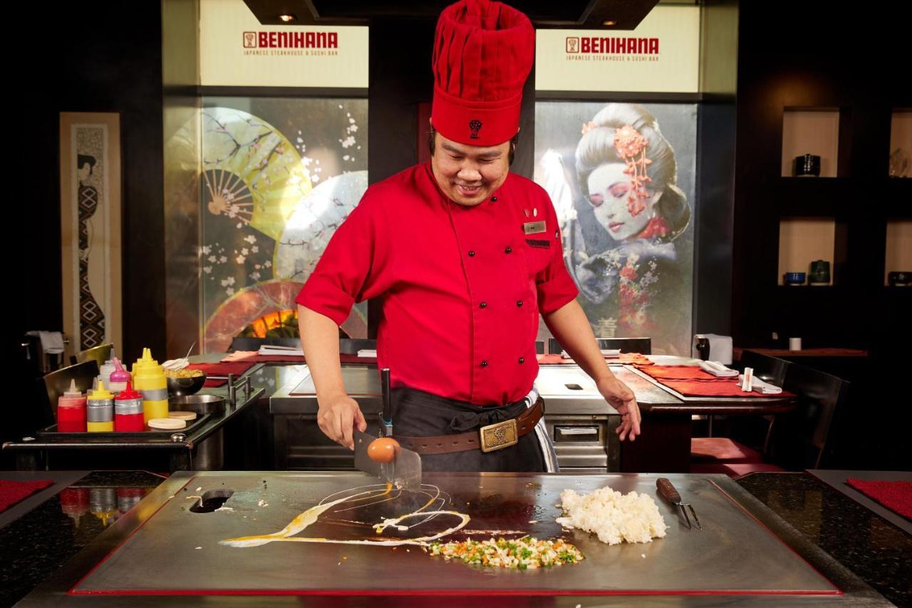 Sheraton Bucharest Hotel Kültér fotó Teppanyaki cooking