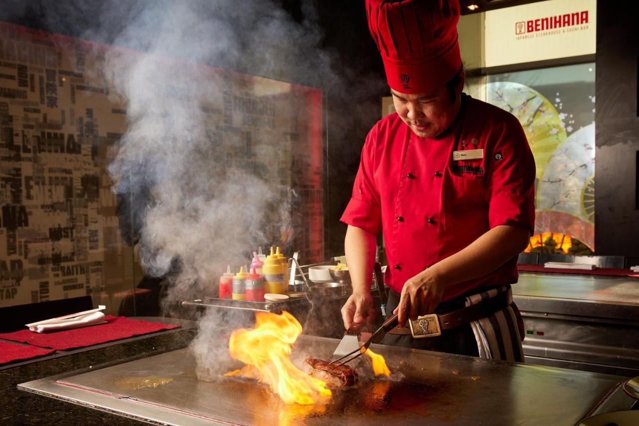 Sheraton Bucharest Hotel Kültér fotó A chef cooking with a wok