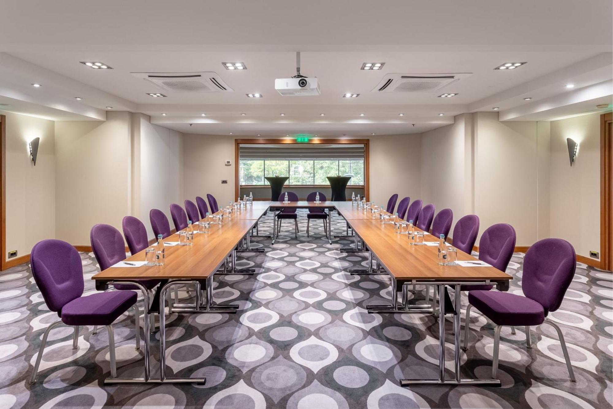 Sheraton Bucharest Hotel Kültér fotó The meeting room