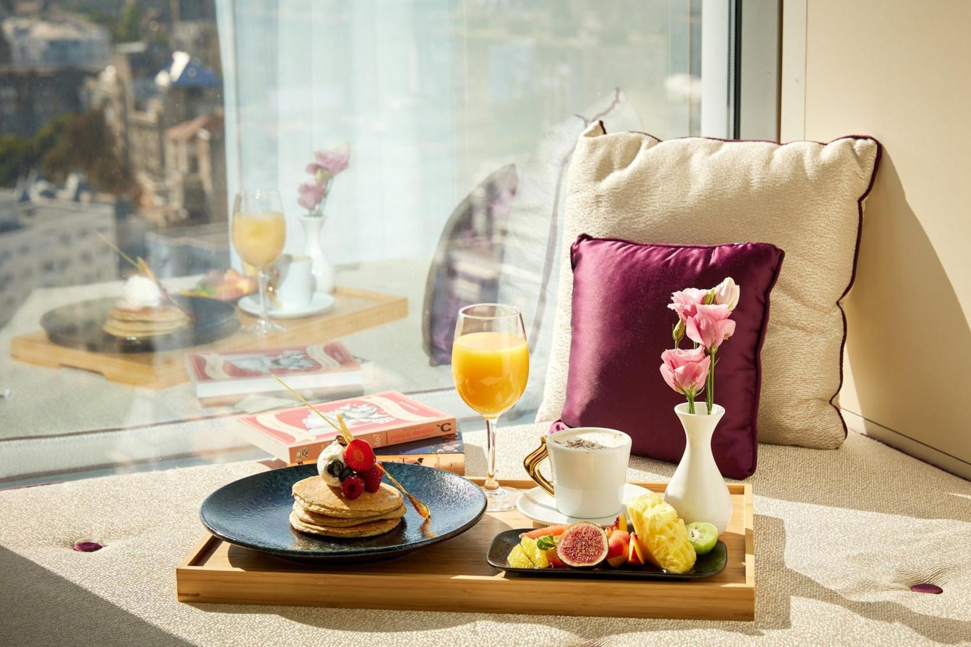 Sheraton Bucharest Hotel Kültér fotó A breakfast tray