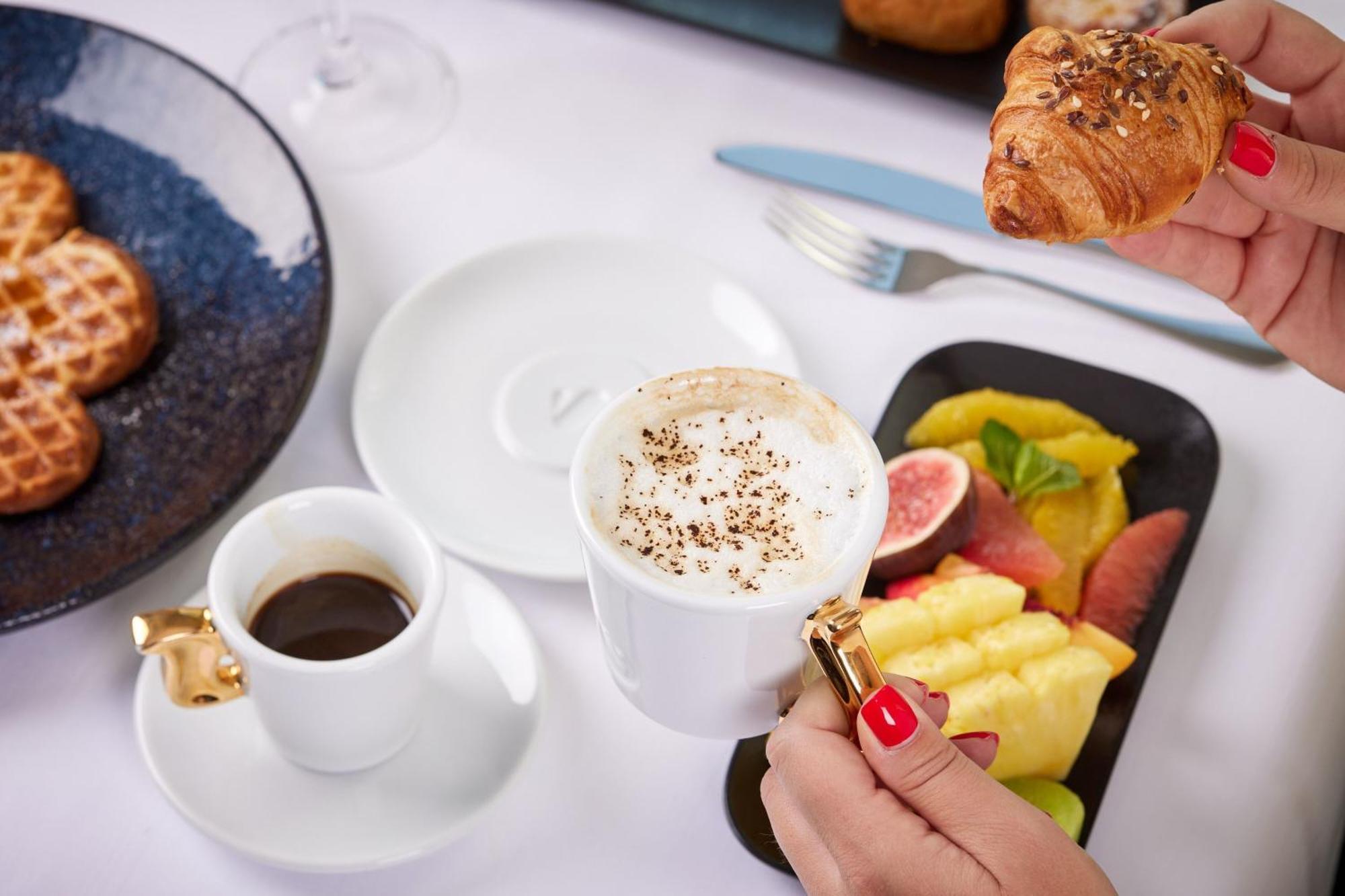 Sheraton Bucharest Hotel Kültér fotó A typical breakfast
