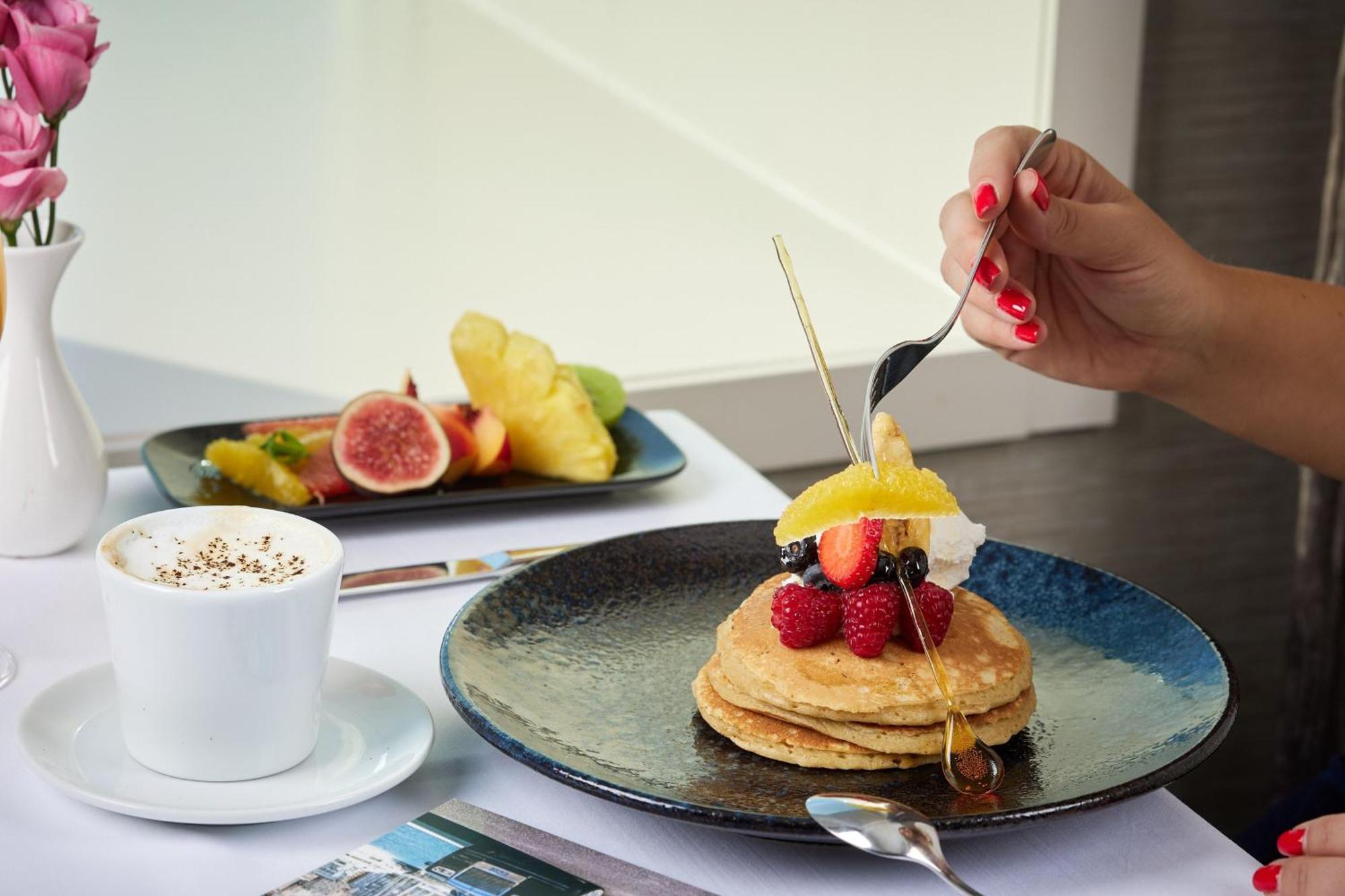 Sheraton Bucharest Hotel Kültér fotó Pancakes with fruit