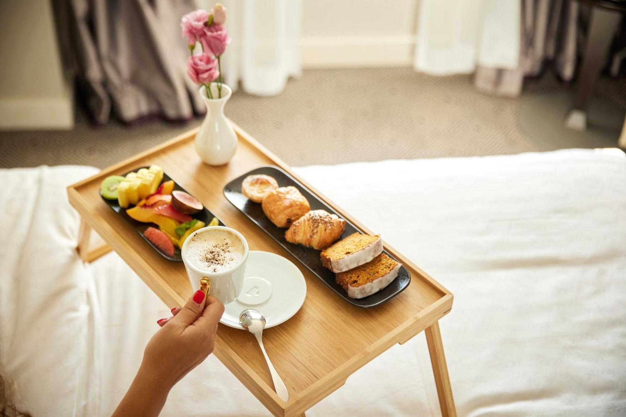 Sheraton Bucharest Hotel Kültér fotó Room service