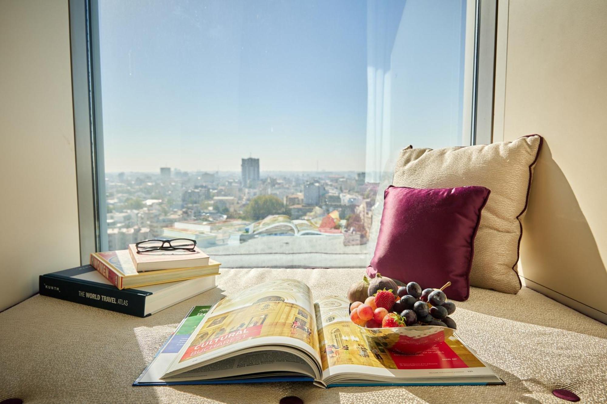 Sheraton Bucharest Hotel Kültér fotó A window seat
