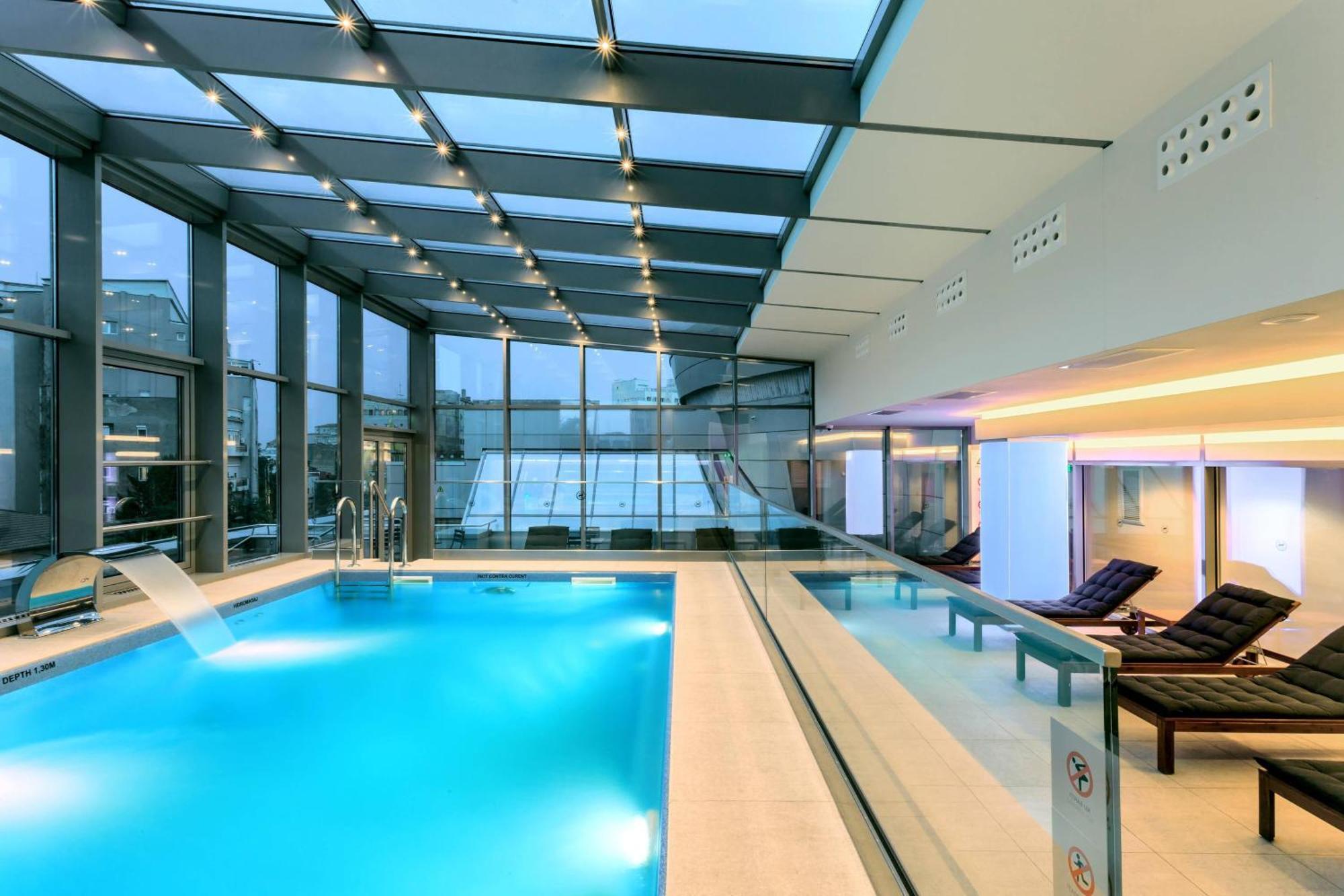 Sheraton Bucharest Hotel Kültér fotó The pool at the hotel
