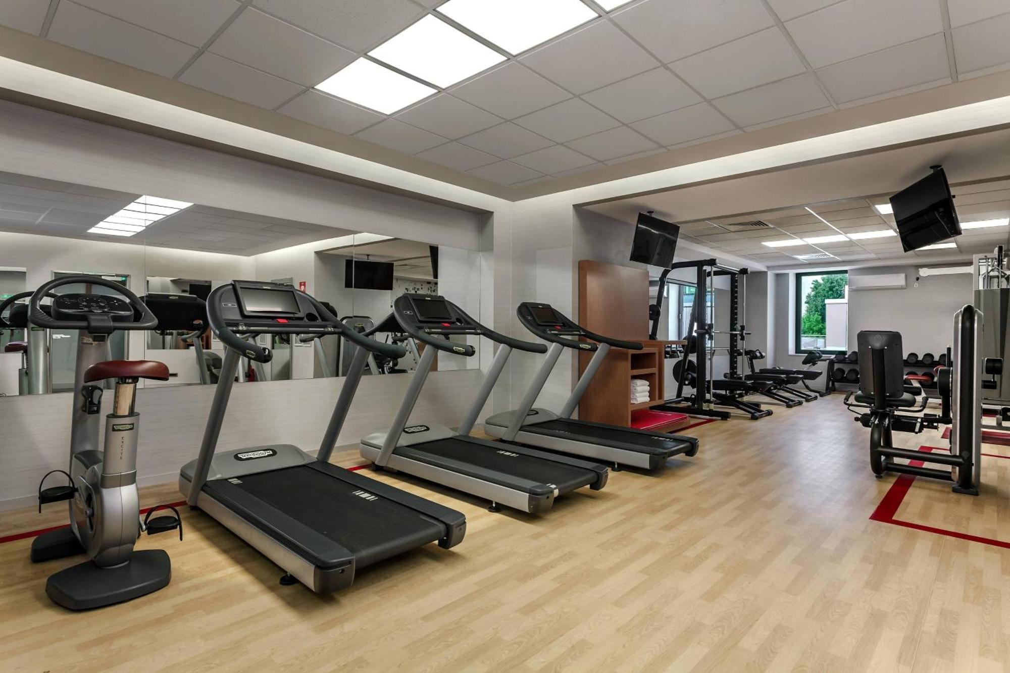 Sheraton Bucharest Hotel Kültér fotó The gym at the hotel