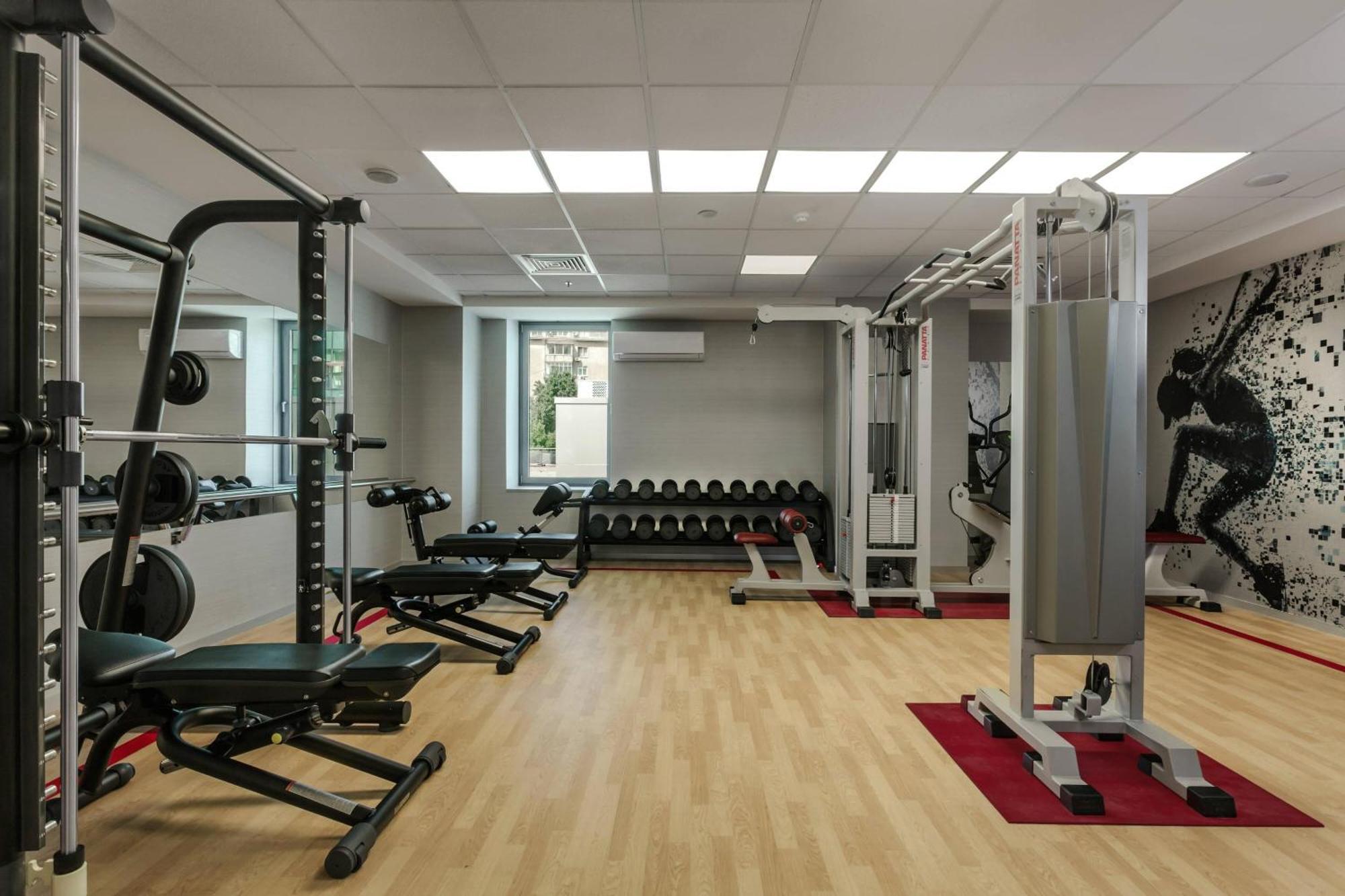 Sheraton Bucharest Hotel Kültér fotó The gym at the University of Roehampton