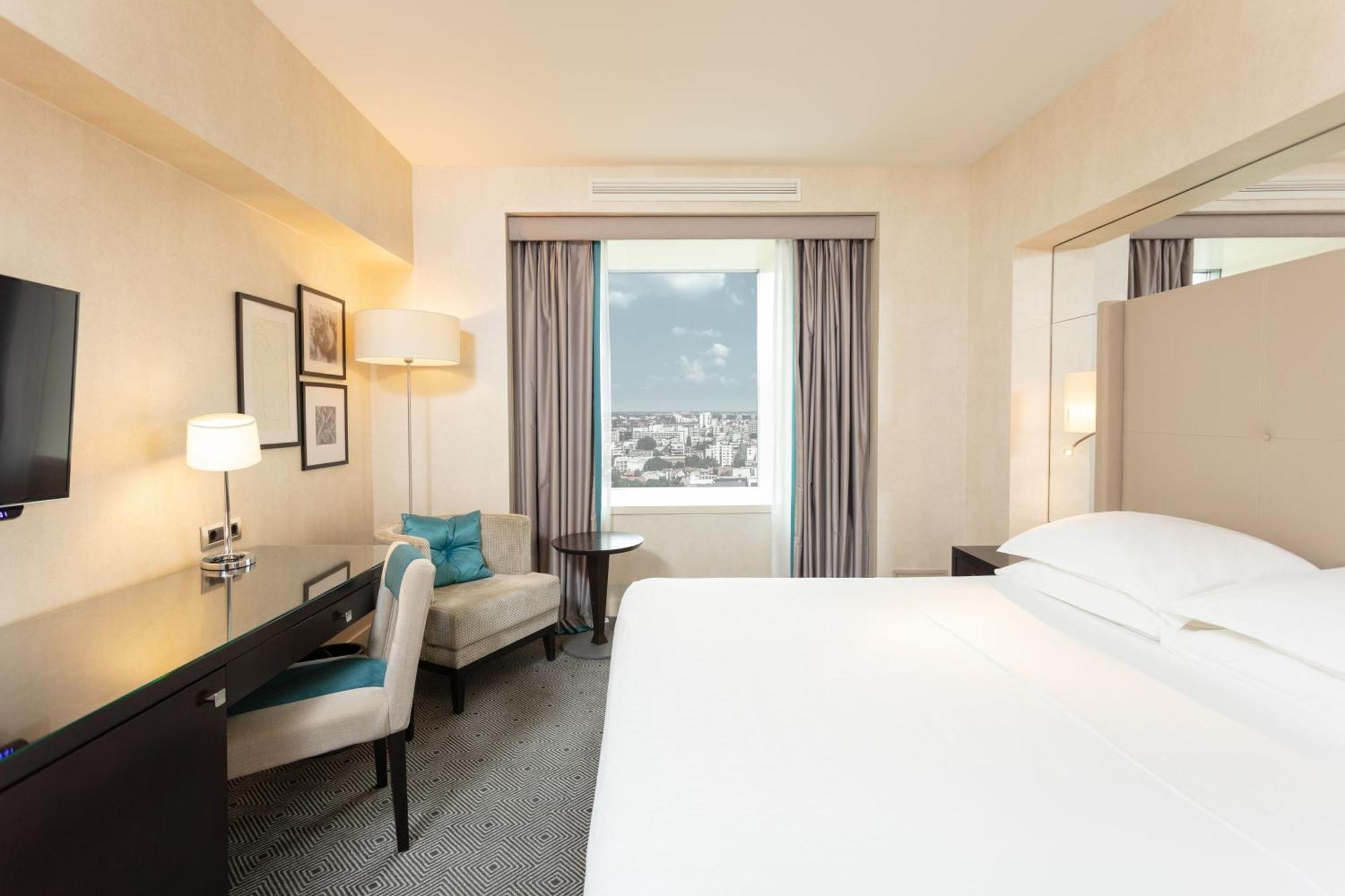 Sheraton Bucharest Hotel Kültér fotó A room at the hotel