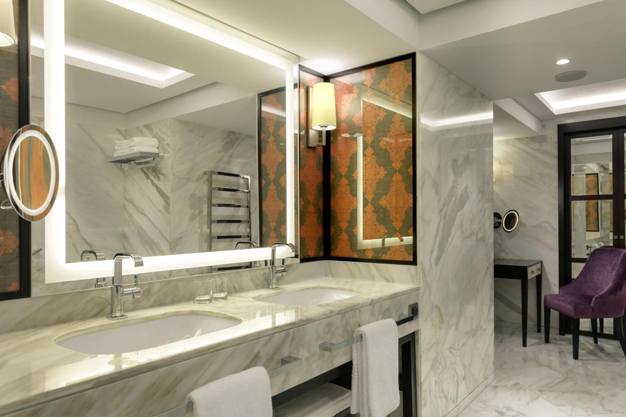 Sheraton Bucharest Hotel Kültér fotó Bathroom