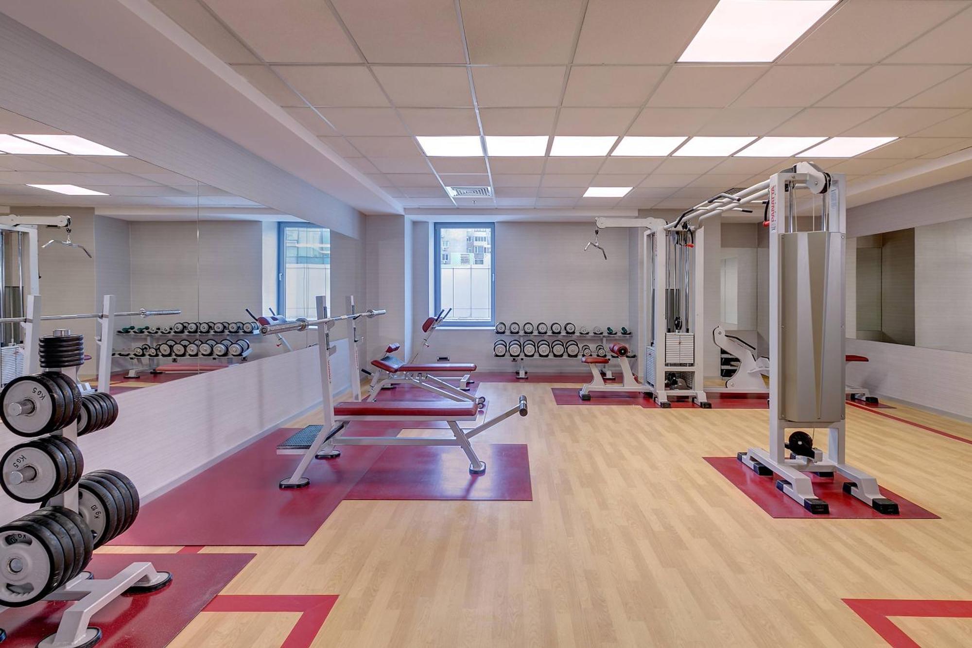 Sheraton Bucharest Hotel Kültér fotó The Fitness Center at the University of Michigan