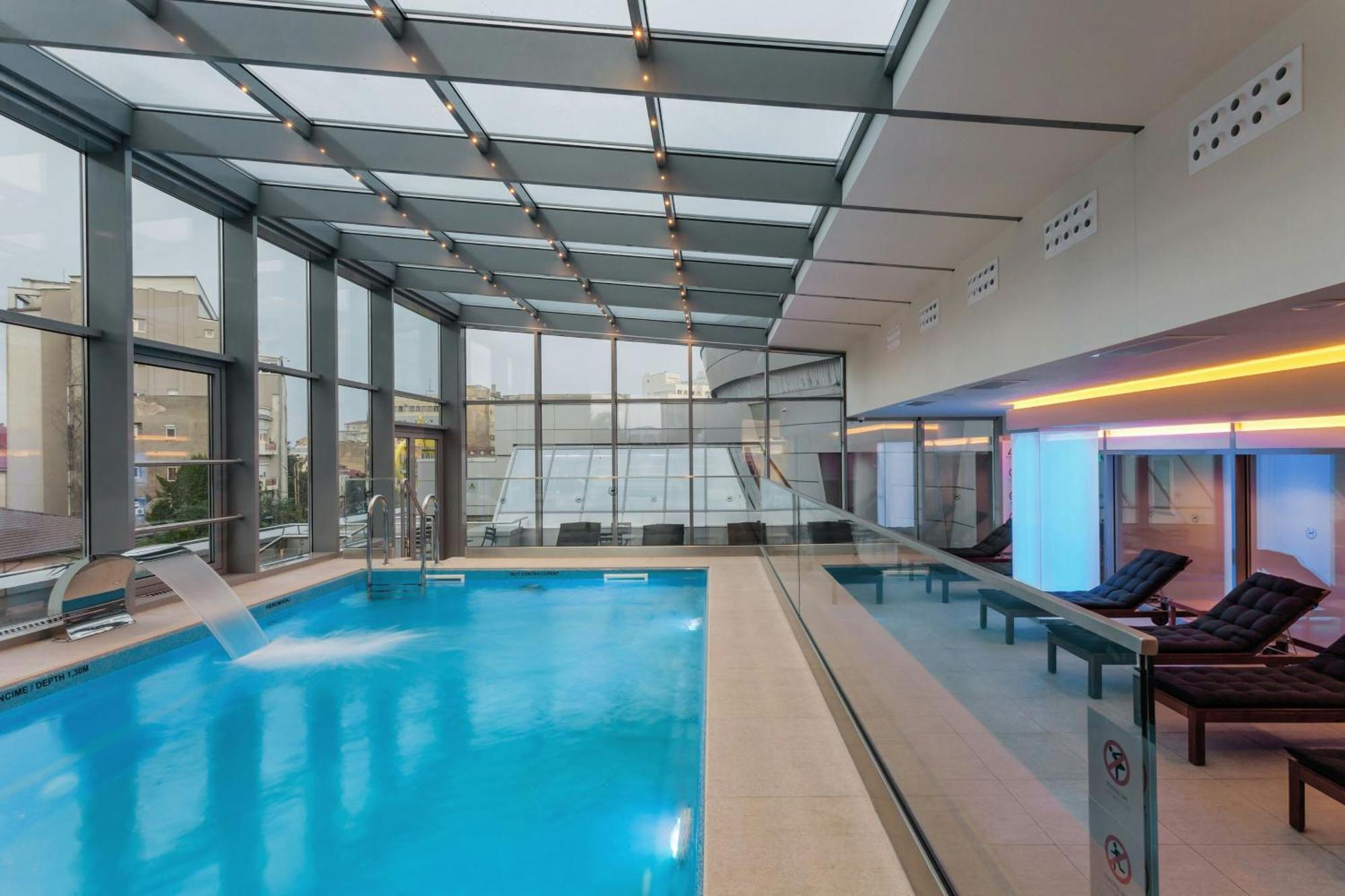 Sheraton Bucharest Hotel Kültér fotó The pool at the hotel