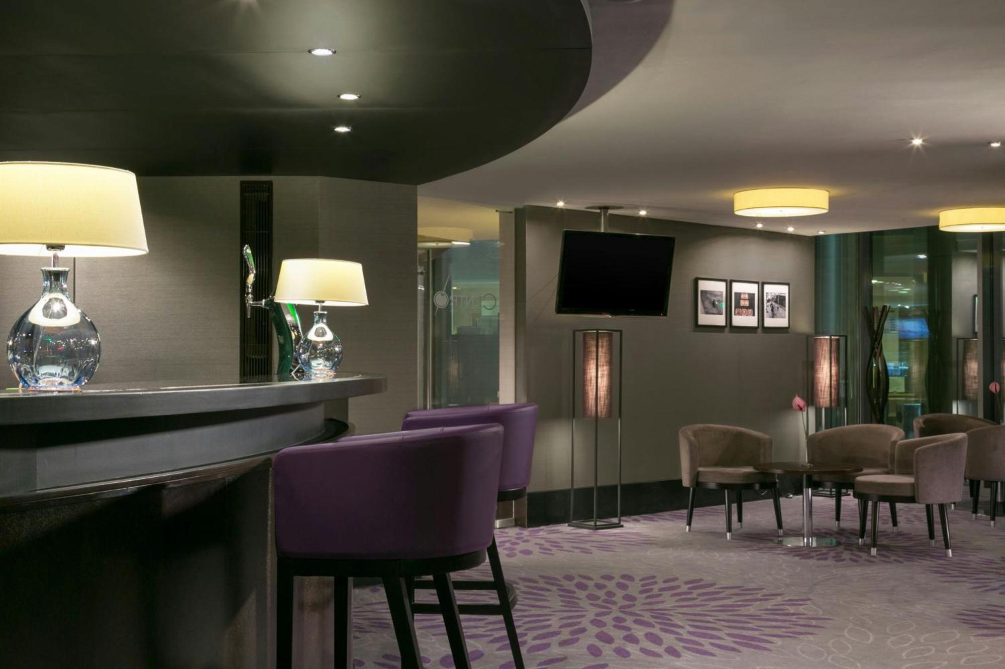 Sheraton Bucharest Hotel Kültér fotó The lounge at London Heathrow Airport