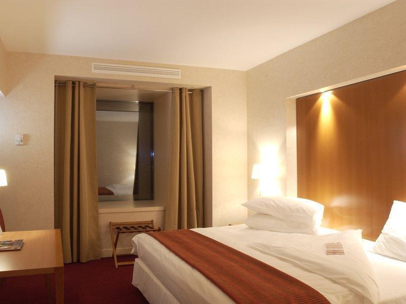 Sheraton Bucharest Hotel Kültér fotó A room at the hotel