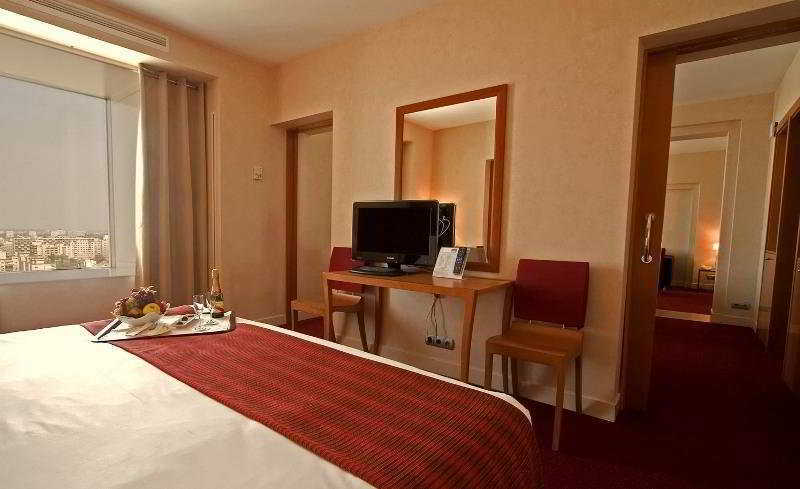 Sheraton Bucharest Hotel Kültér fotó A room at the hotel