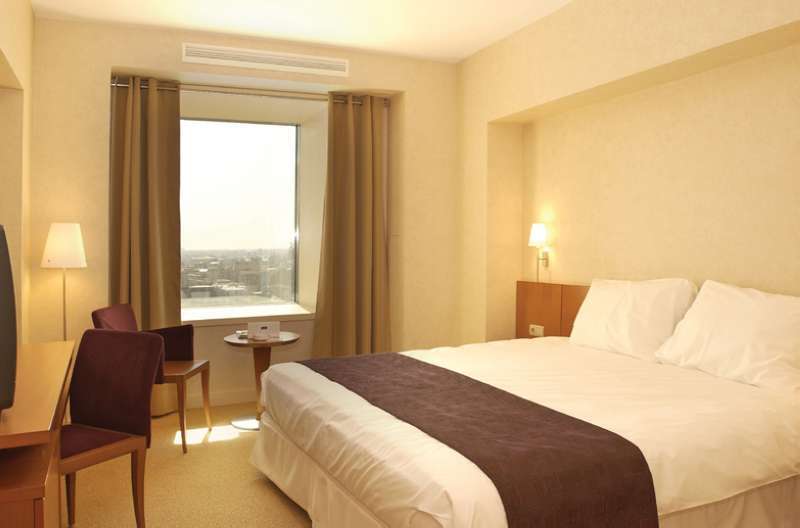 Sheraton Bucharest Hotel Kültér fotó A room at the hotel